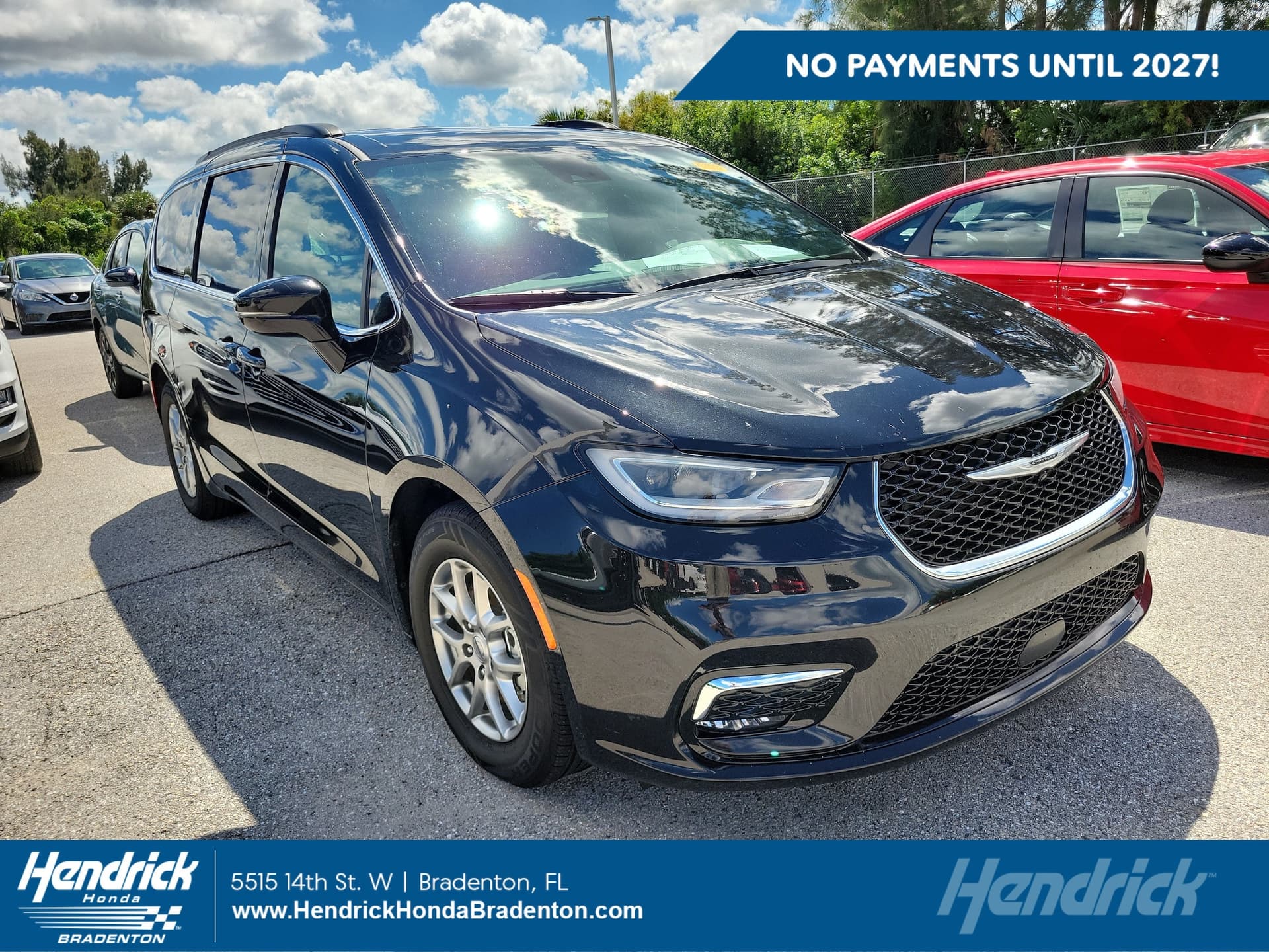 2022 Chrysler Pacifica Touring — photo 1 of 11