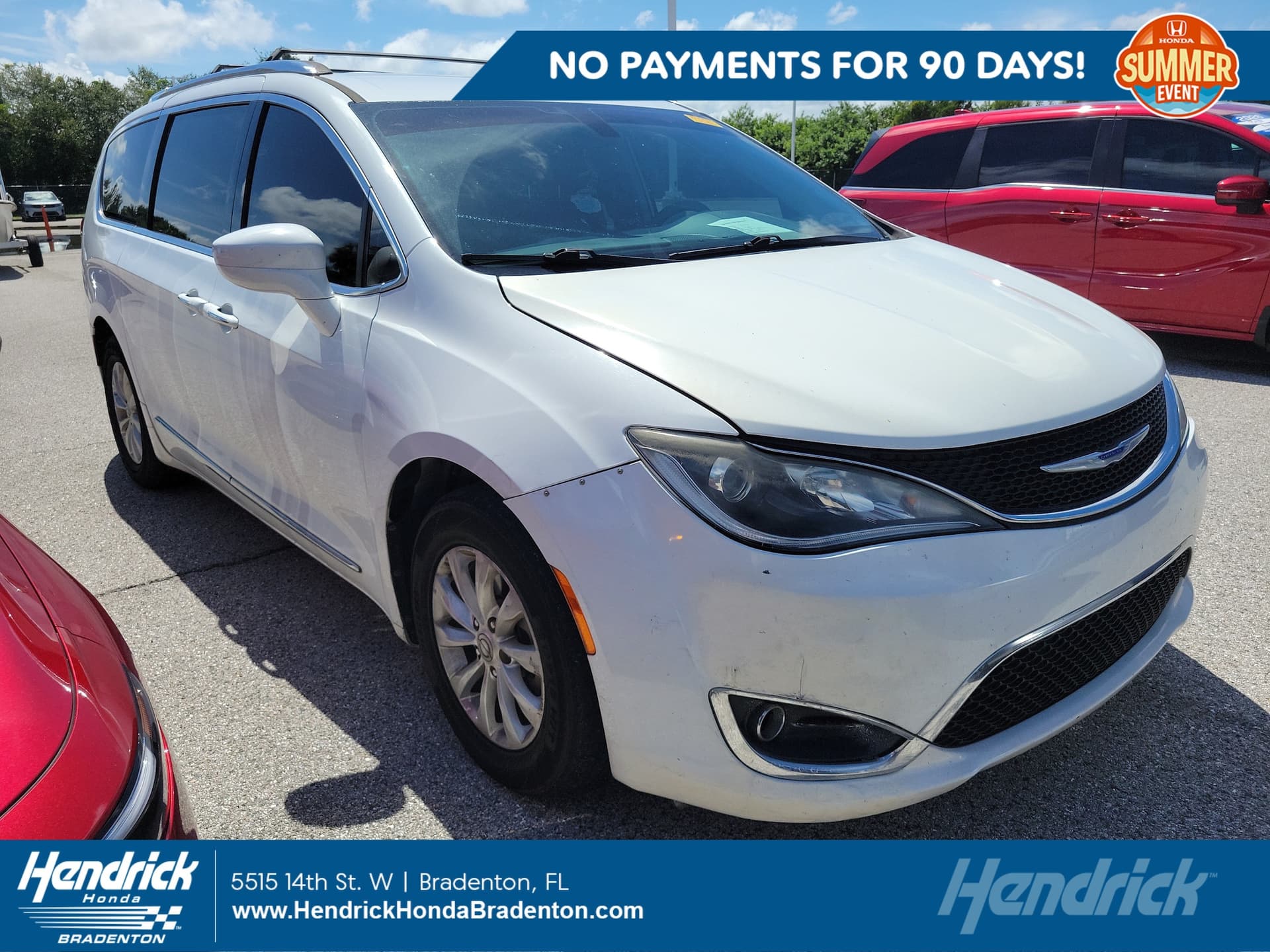 2019 Chrysler Pacifica Touring L — photo 1 of 11
