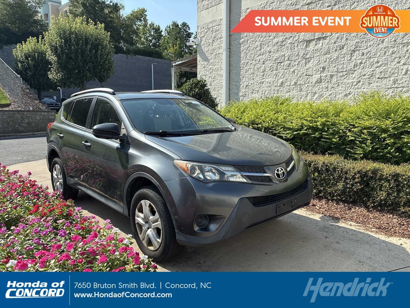2015 Toyota RAV4 LE — photo 1 of 3