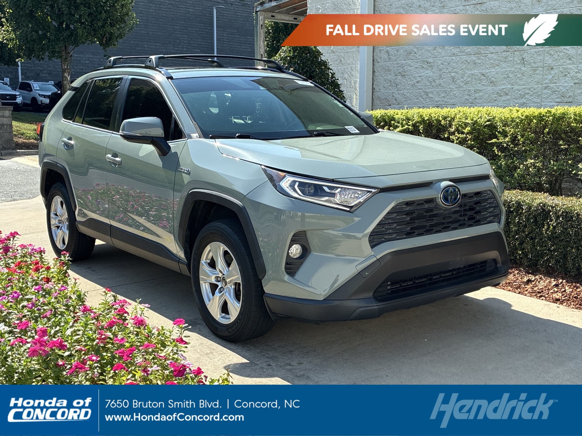 2021 Toyota RAV4 Hybrid XLE — photo 1 of 12