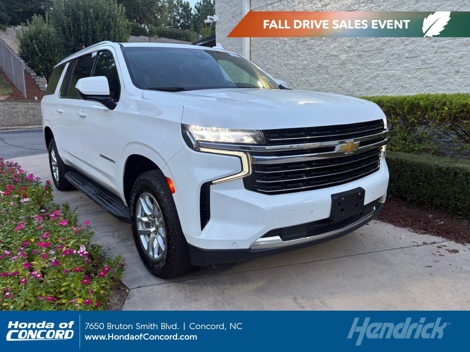 2022 Chevrolet Suburban LT — photo 1 of 9