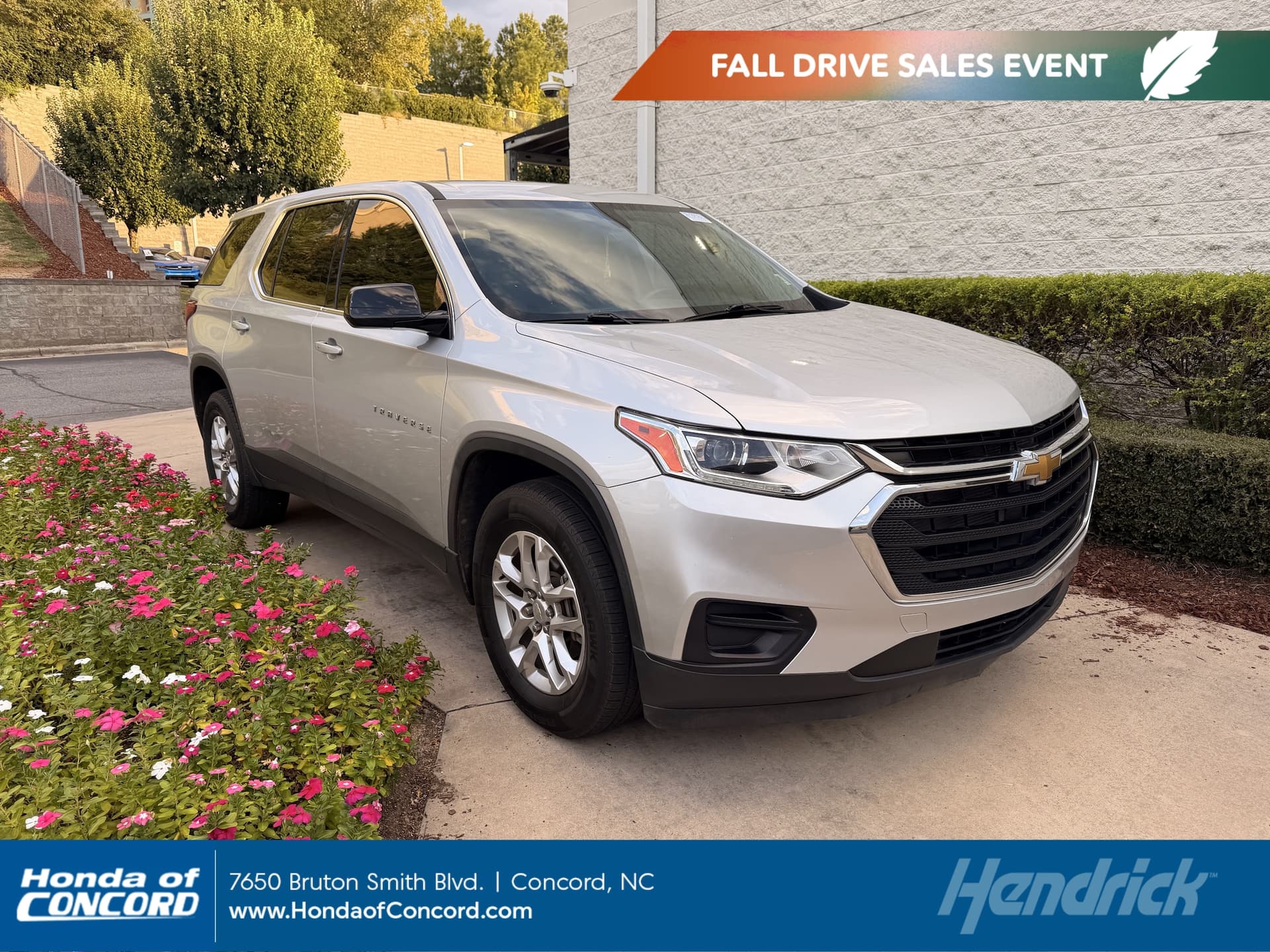 2020 Chevrolet Traverse LS — photo 1 of 5