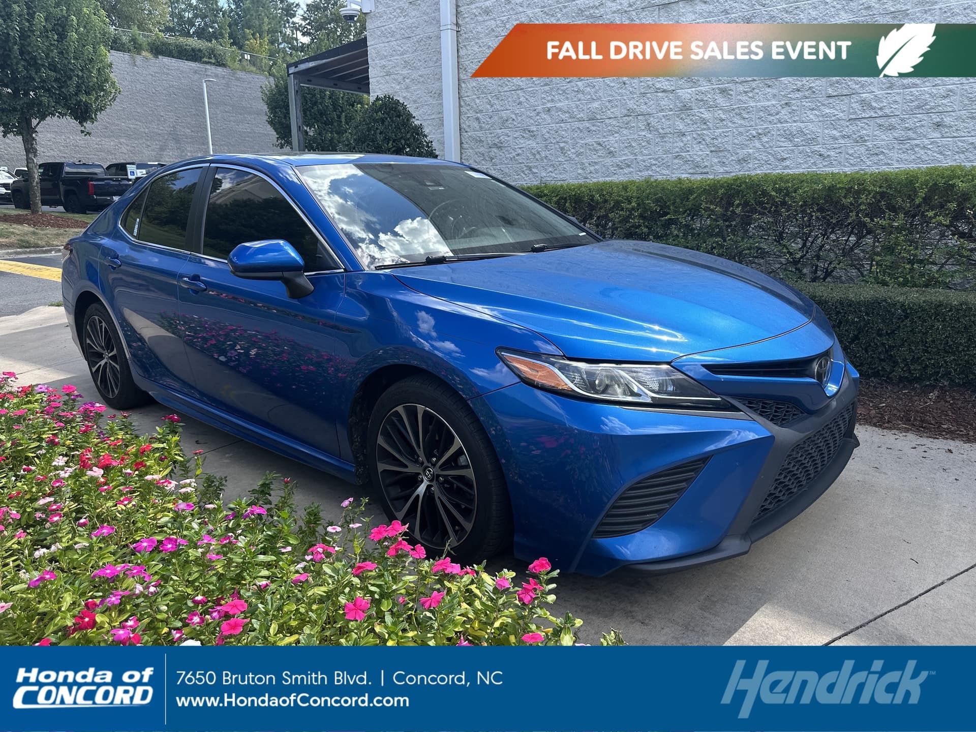 2020 Toyota Camry SE — photo 1 of 12