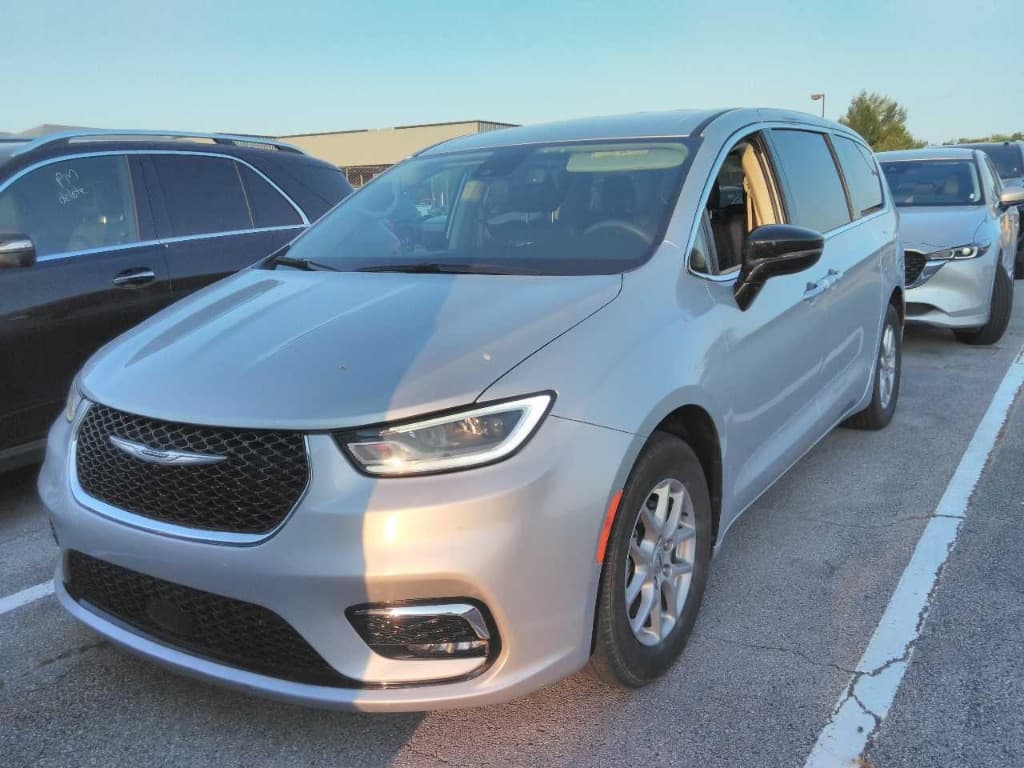2024 Chrysler Pacifica Touring L — photo 1 of 5