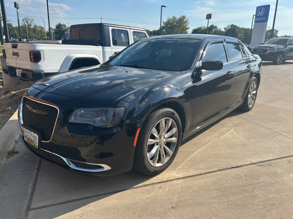 2015 Chrysler 300 Limited — photo 1 of 4