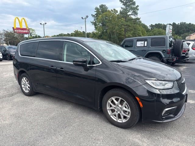 2024 Chrysler Pacifica Touring L — photo 1 of 15