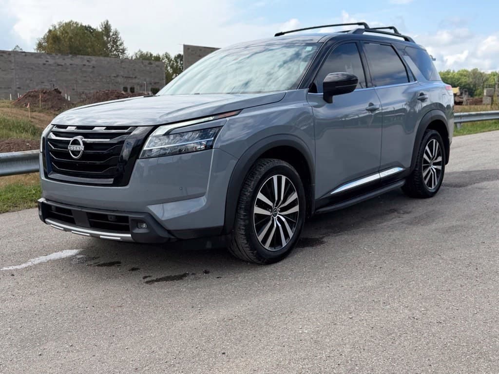 2023 Nissan Pathfinder Platinum — photo 1 of 11