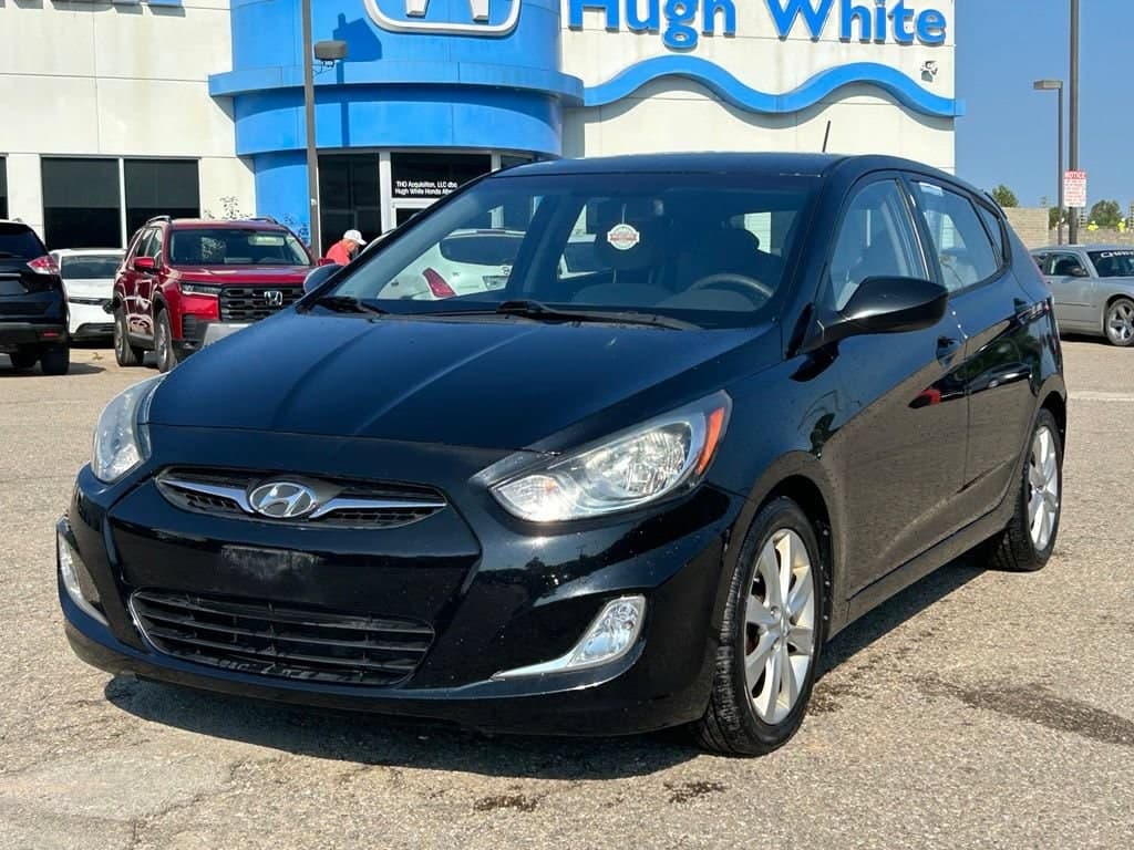 2012 Hyundai Accent SE — photo 1 of 8