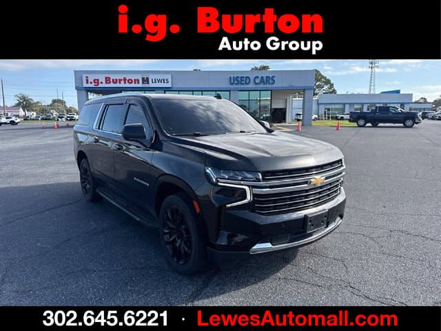 2023 Chevrolet Suburban LT — photo 1 of 17