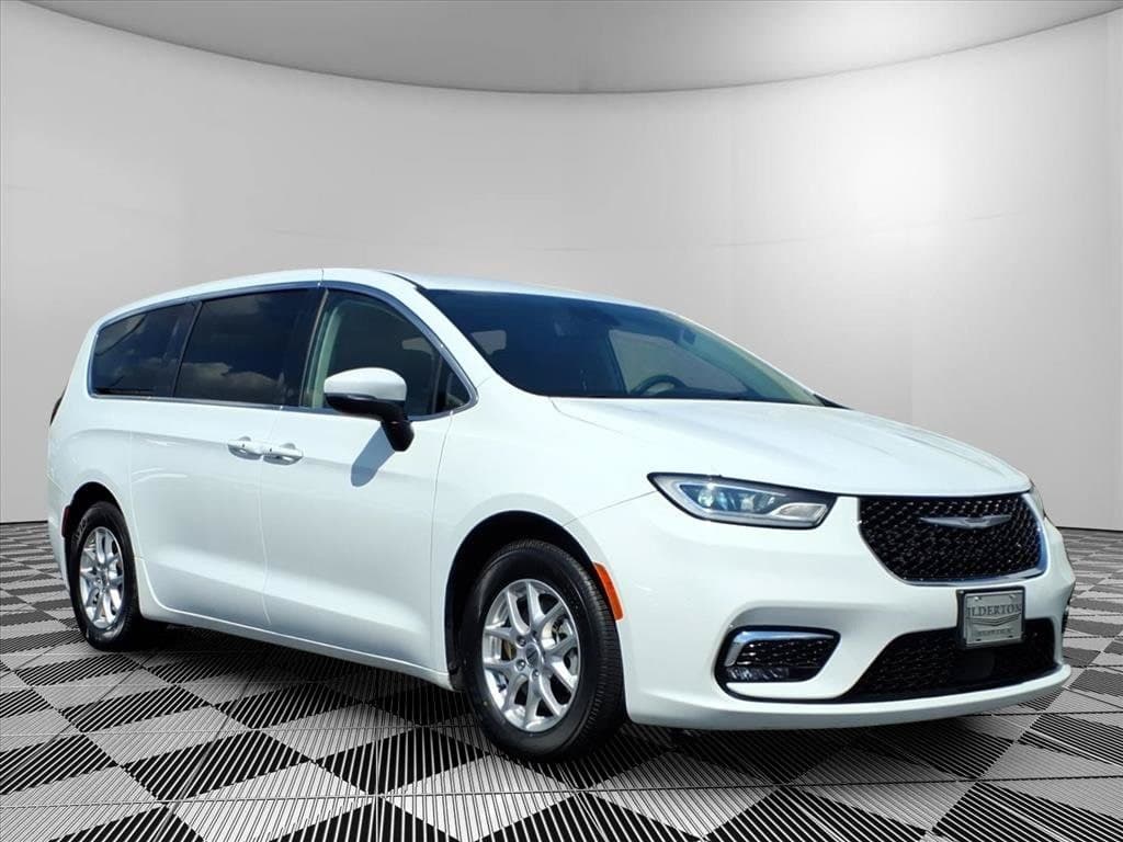 2023 Chrysler Pacifica Touring L — photo 1 of 31