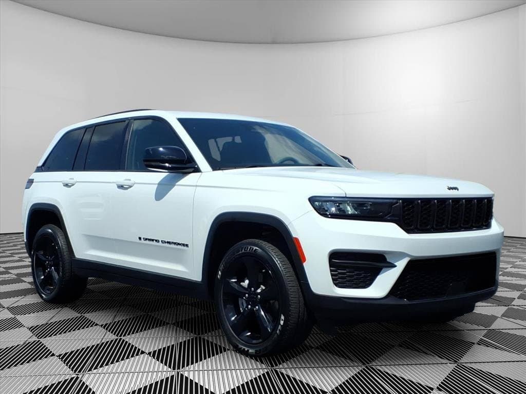 2025 Jeep Grand Cherokee Laredo — photo 1 of 30