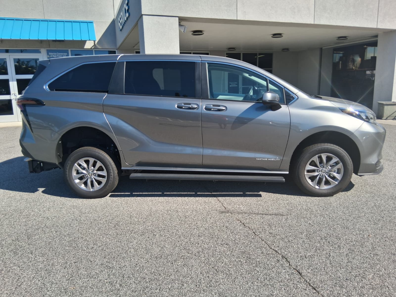 2026 Toyota Sienna LE — photo 1 of 8