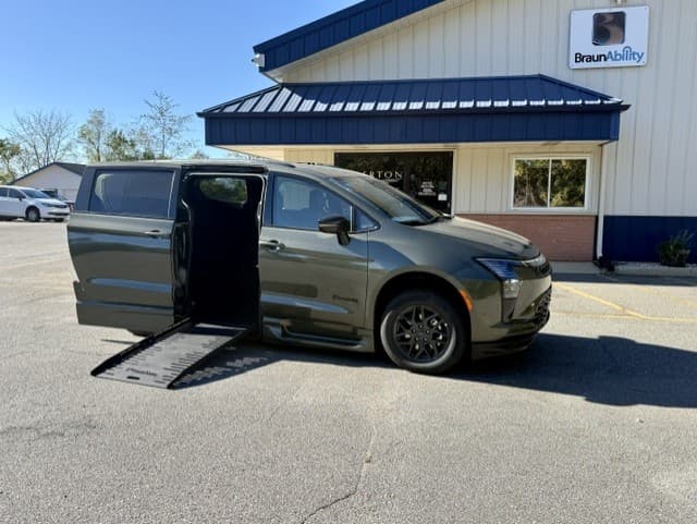 2027 Chrysler Pacifica Select — photo 1 of 11