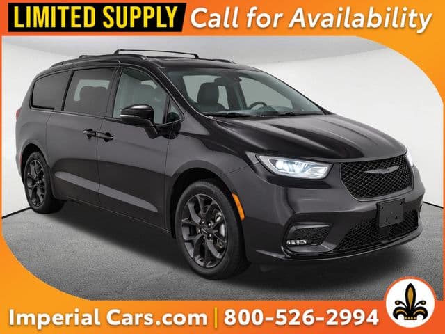 2023 Chrysler Pacifica Touring L — photo 1 of 13