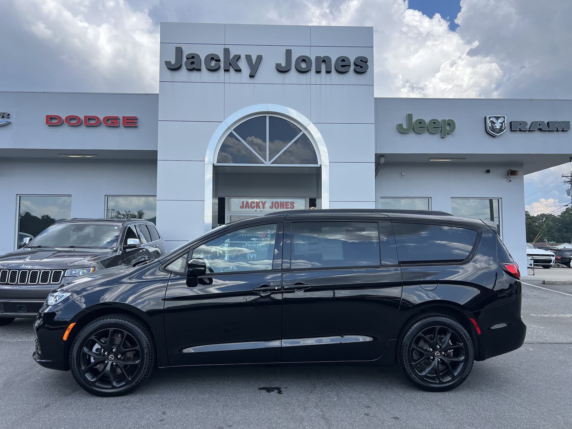 2026 Chrysler Pacifica Limited — photo 1 of 38