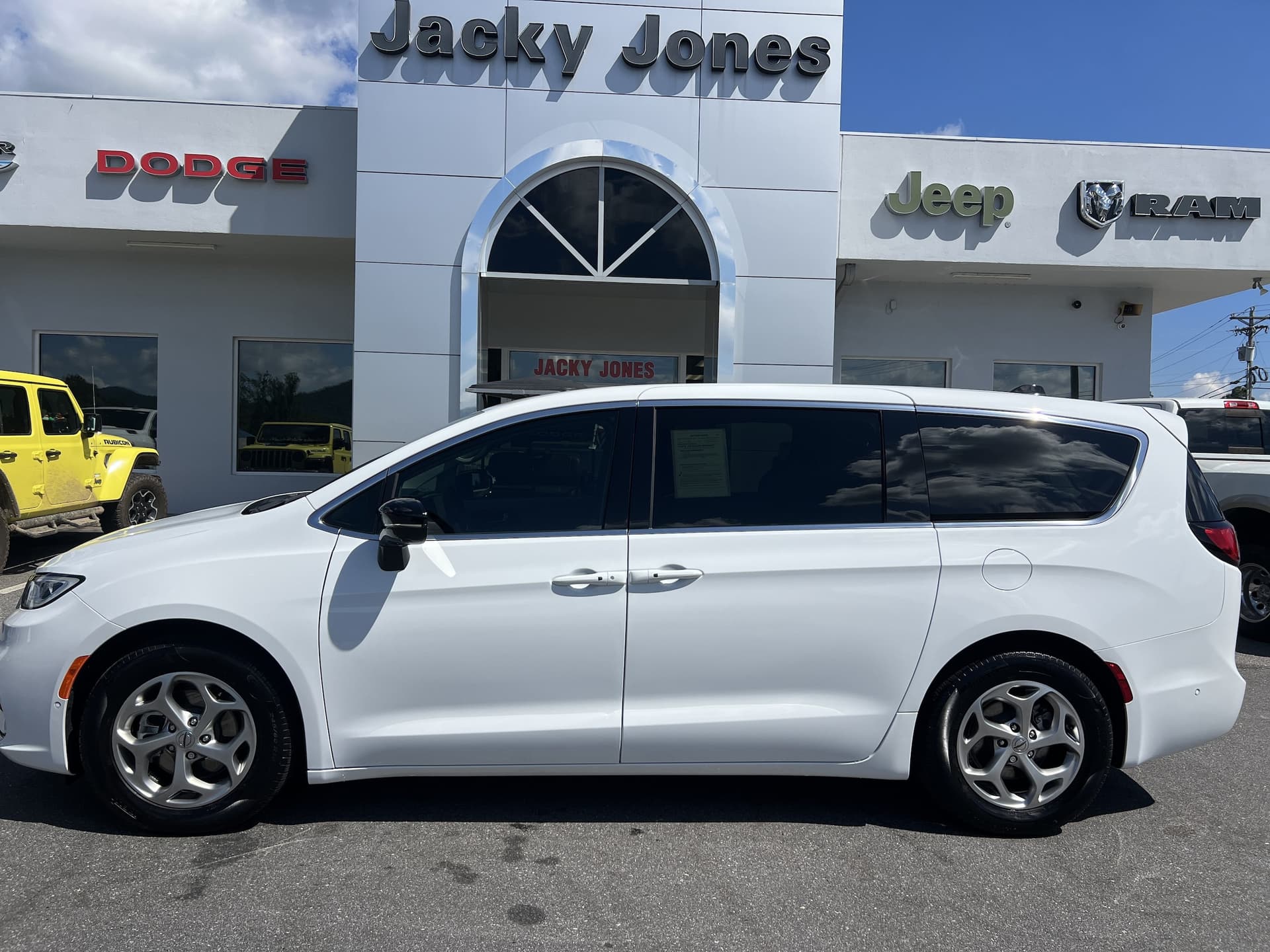 2024 Chrysler Pacifica Limited — photo 1 of 34