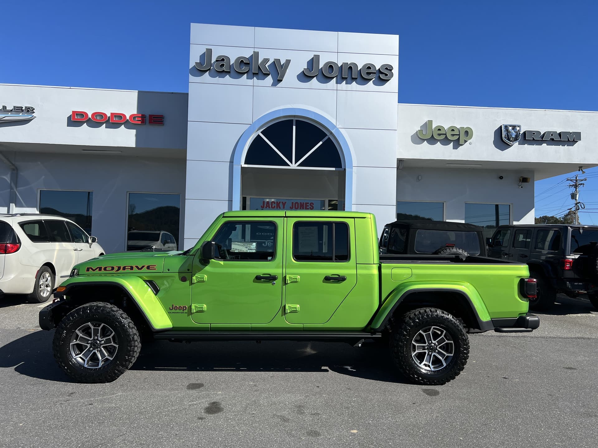 2025 Jeep Gladiator Mojave X — photo 1 of 33