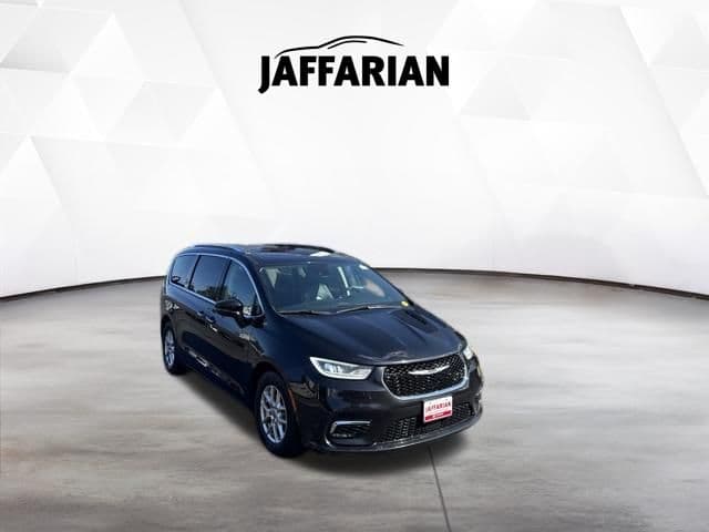 2021 Chrysler Pacifica Touring L — photo 1 of 13