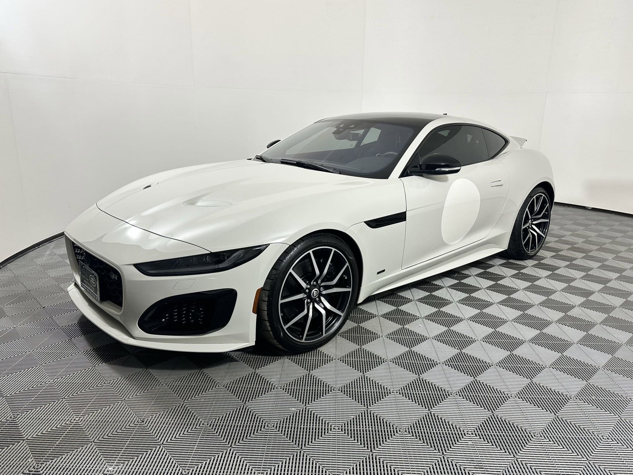 Foto de 2024 Jaguar F-TYPE P575 R75