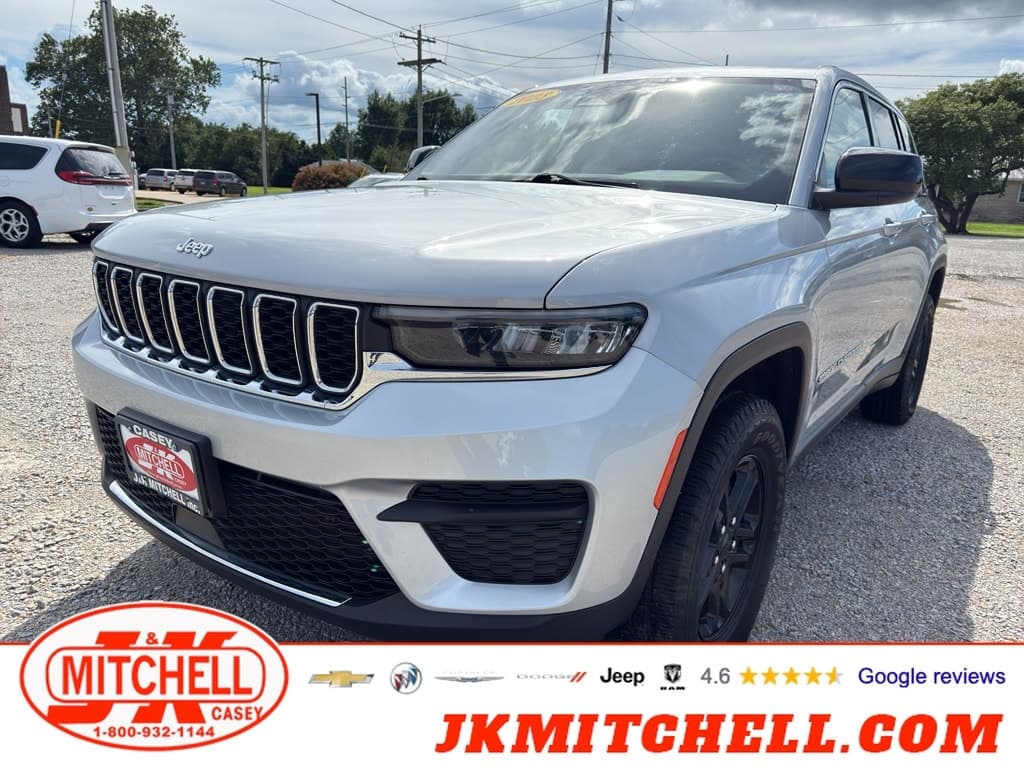 2023 Jeep Grand Cherokee Laredo — photo 1 of 31