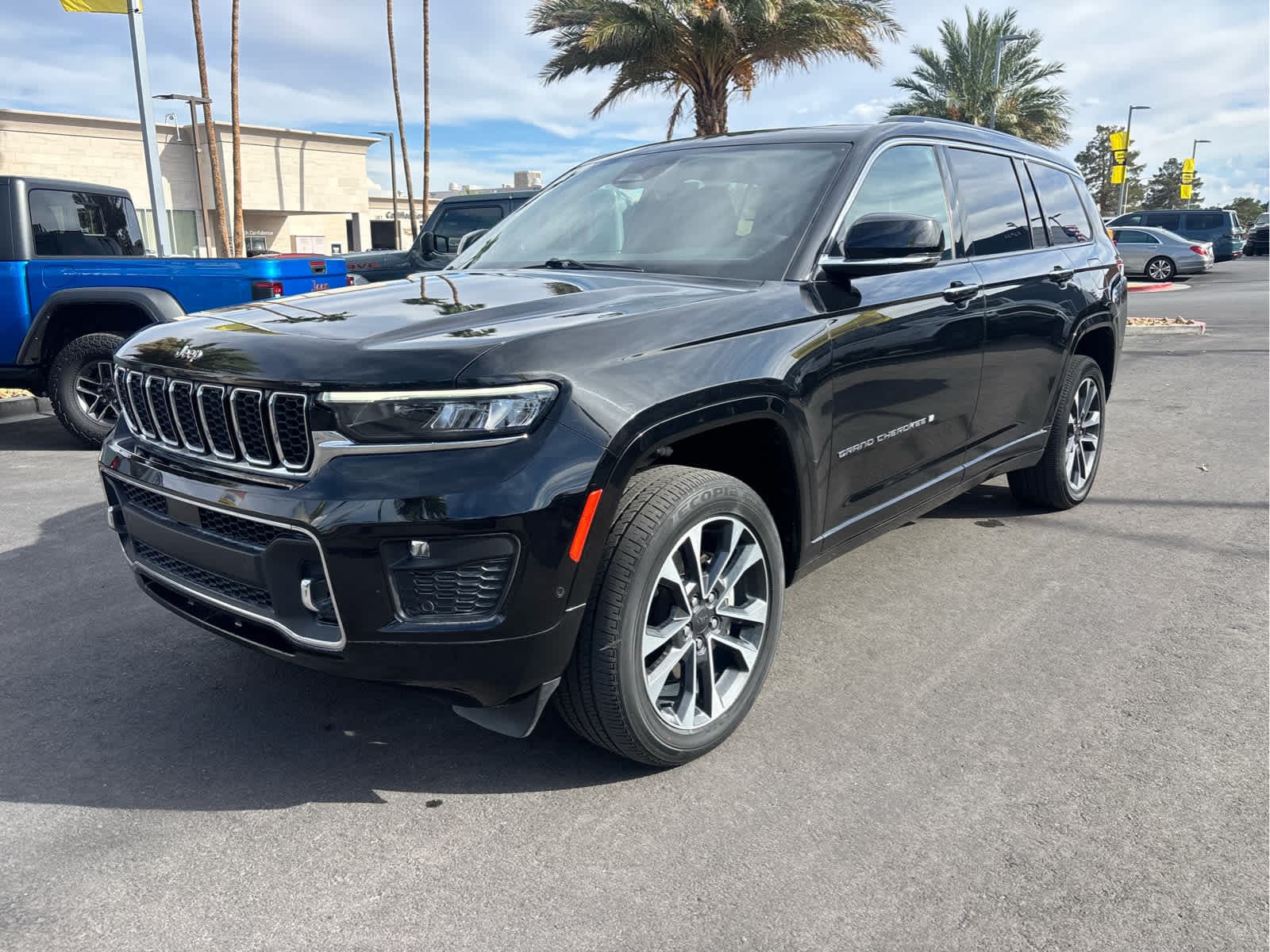 2023 Jeep Grand Cherokee L Overland — photo 1 of 4