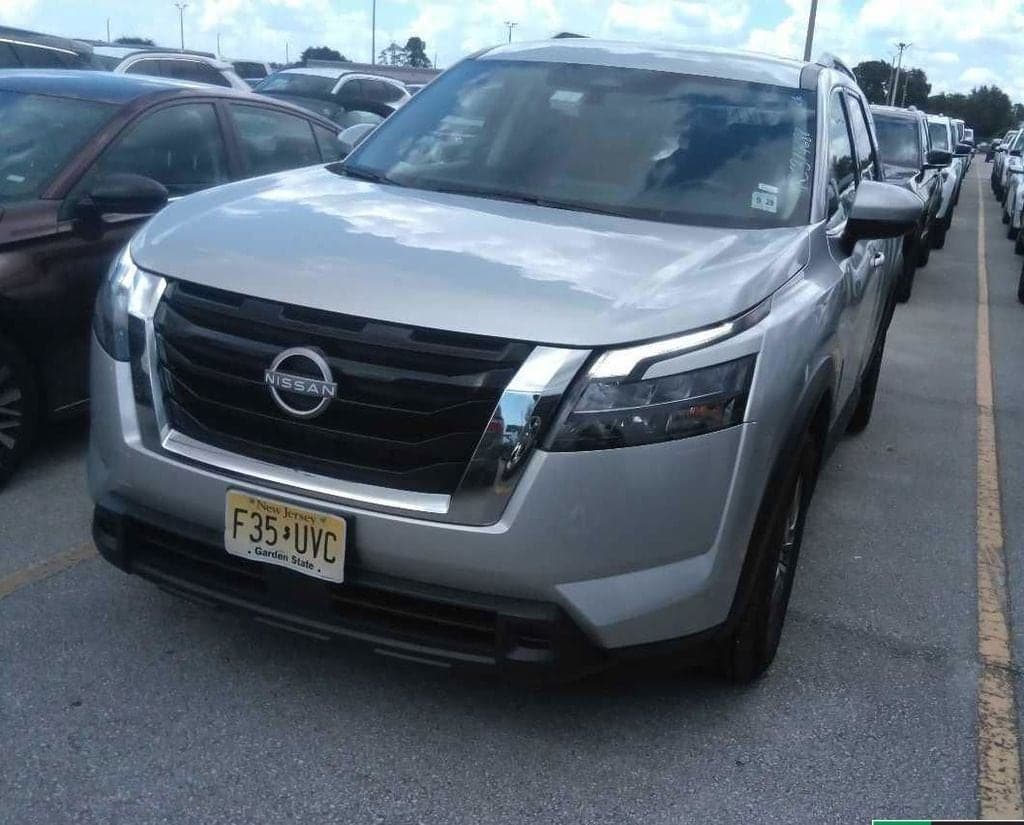 2024 Nissan Pathfinder SV — photo 1 of 4