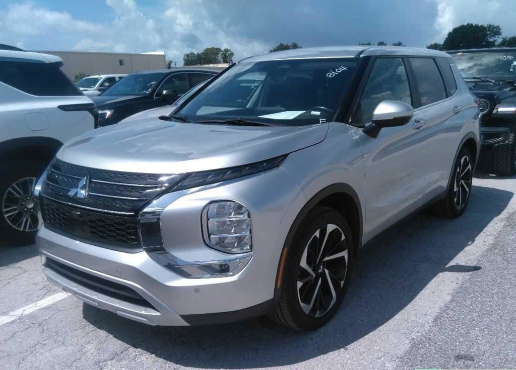 2024 Mitsubishi Outlander SE — photo 1 of 5