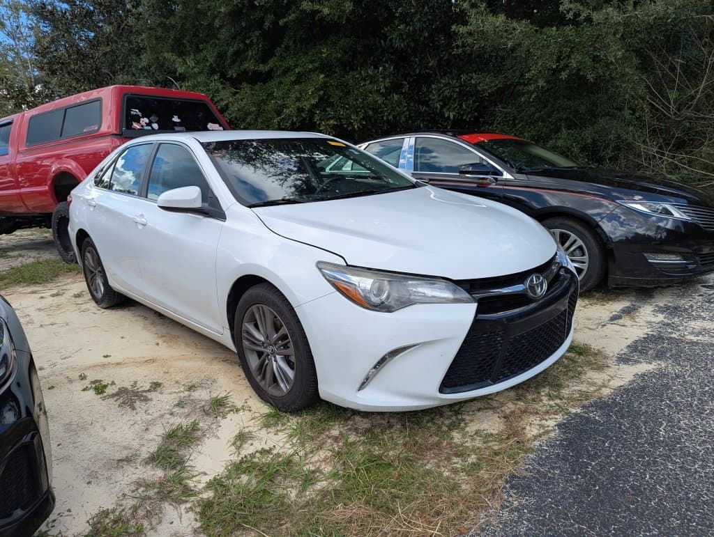 2017 Toyota Camry SE — photo 1 of 16