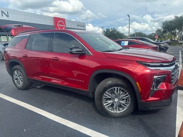 2024 Chevrolet Traverse FWD LT — photo 1 of 3