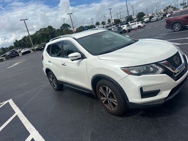 2019 Nissan Rogue SV — photo 1 of 2