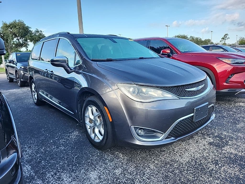 2020 Chrysler Pacifica Limited — photo 1 of 7