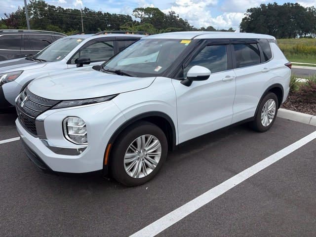 2024 Mitsubishi Outlander ES — photo 1 of 7