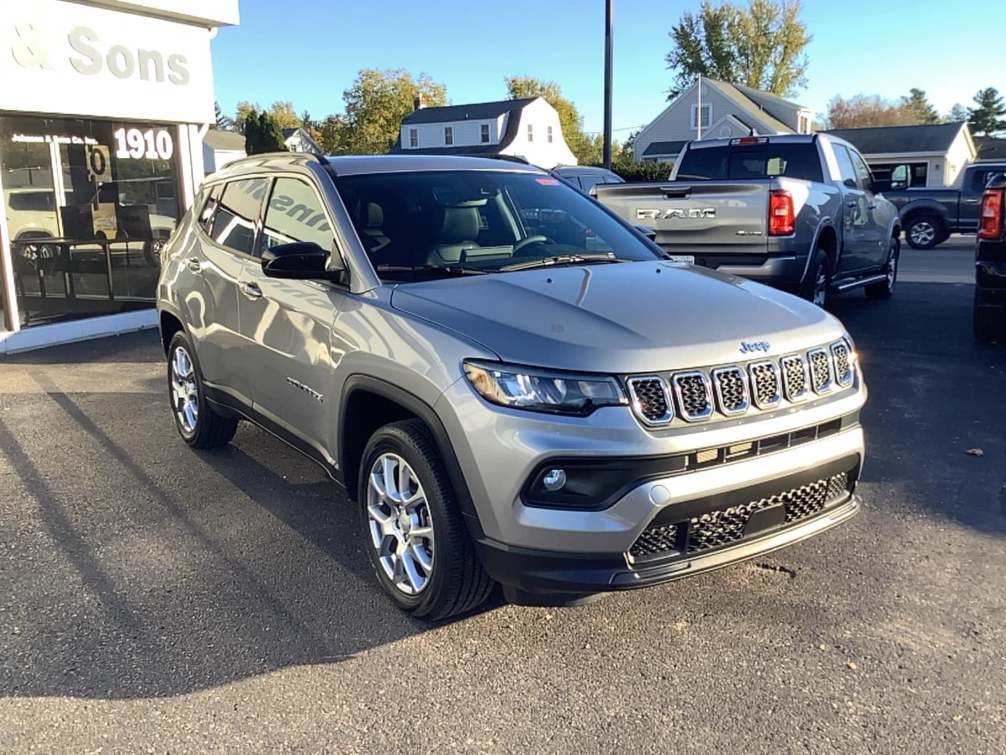 2023 Jeep Compass Base — photo 1 of 27