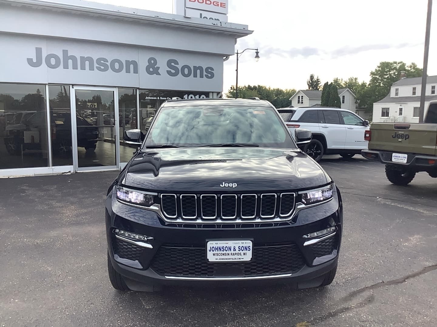 2023 Jeep Grand Cherokee L Base — photo 1 of 21