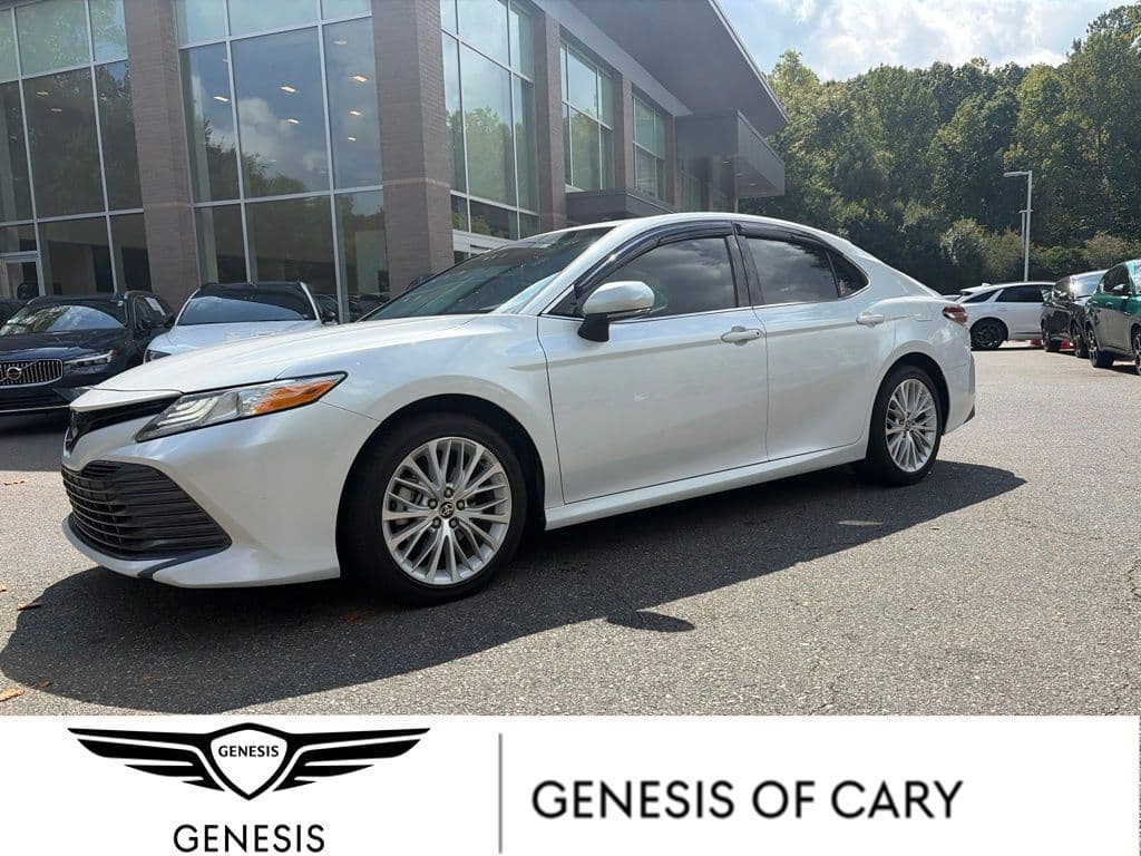 2020 Toyota Camry Hybrid XLE — photo 1 of 12