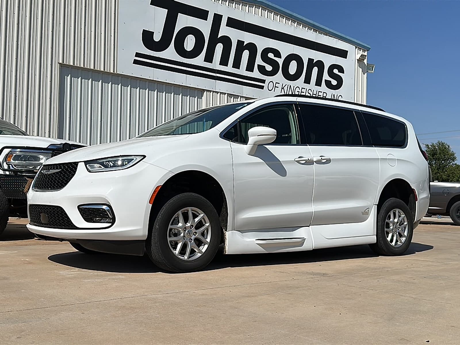 2022 Chrysler Pacifica Touring L — photo 1 of 22