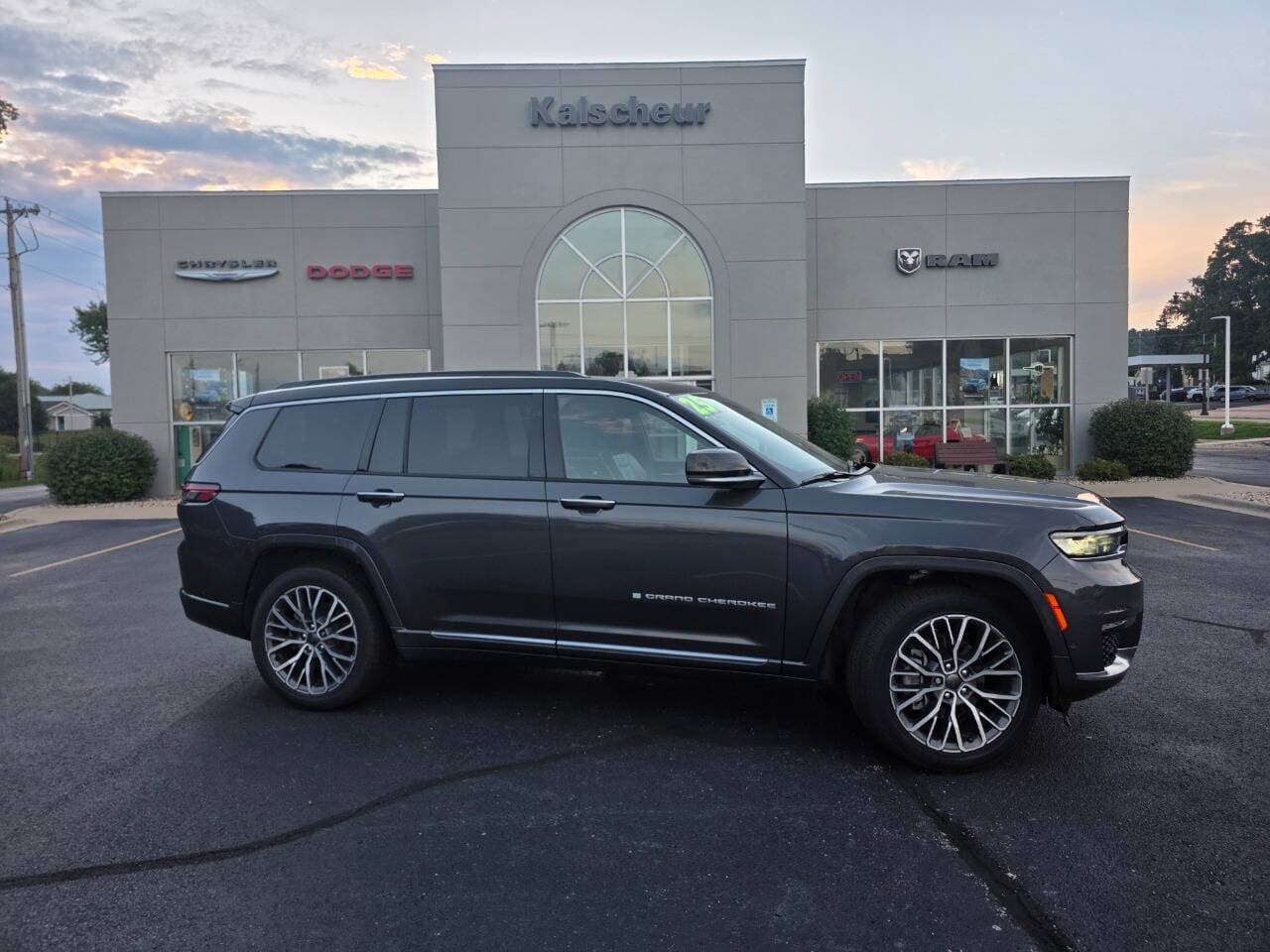 2025 Jeep Grand Cherokee L Summit Reserve — photo 1 of 31