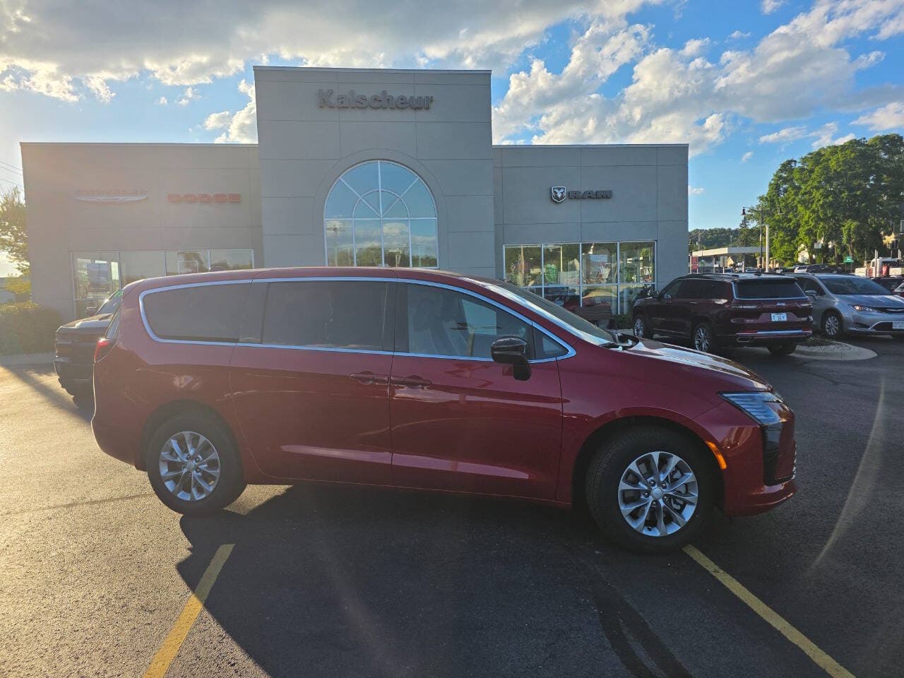 2027 Chrysler Pacifica Select — photo 1 of 38
