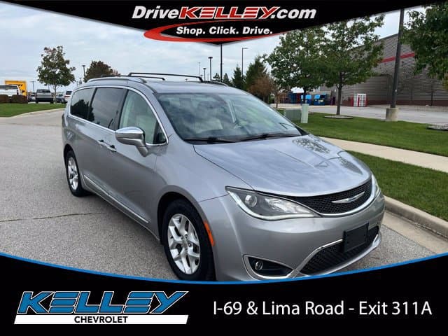 2019 Chrysler Pacifica Limited — photo 1 of 33