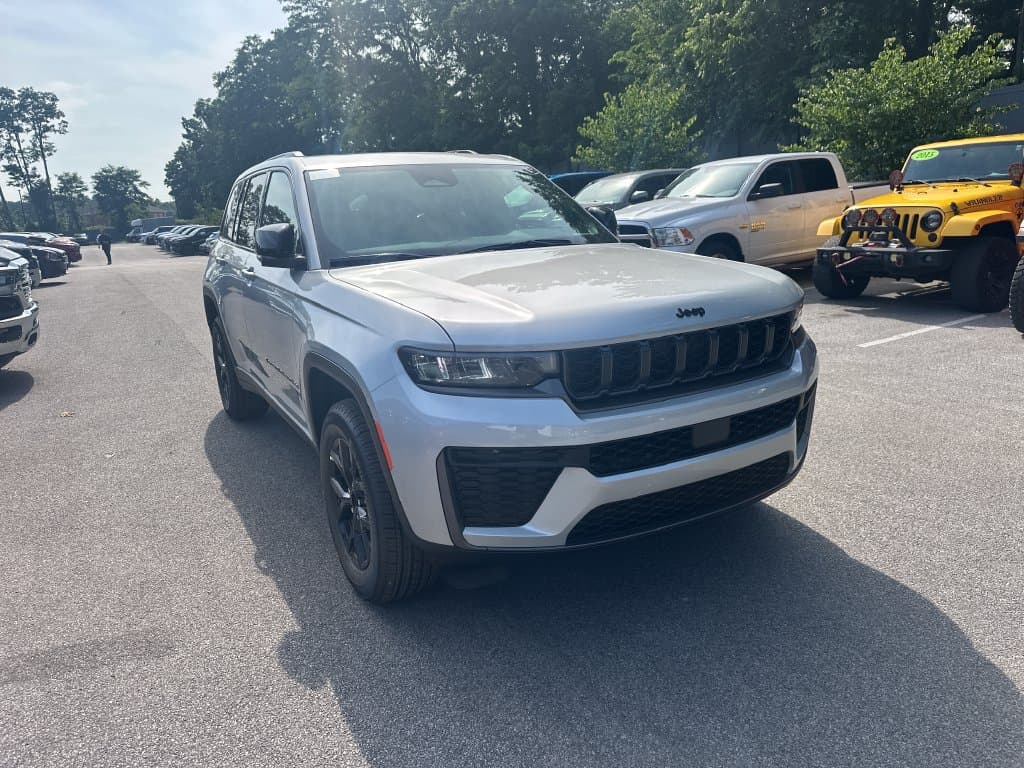 2026 Jeep Grand Cherokee Laredo Altitude — photo 1 of 42