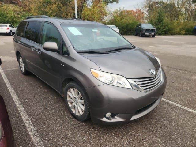 2017 Toyota Sienna XLE — photo 1 of 14