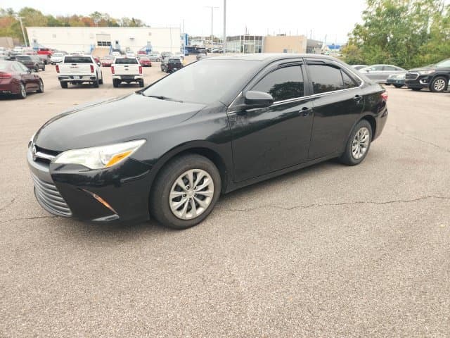 2017 Toyota Camry LE — photo 1 of 13