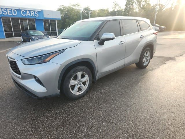 2023 Toyota Highlander LE — photo 1 of 13