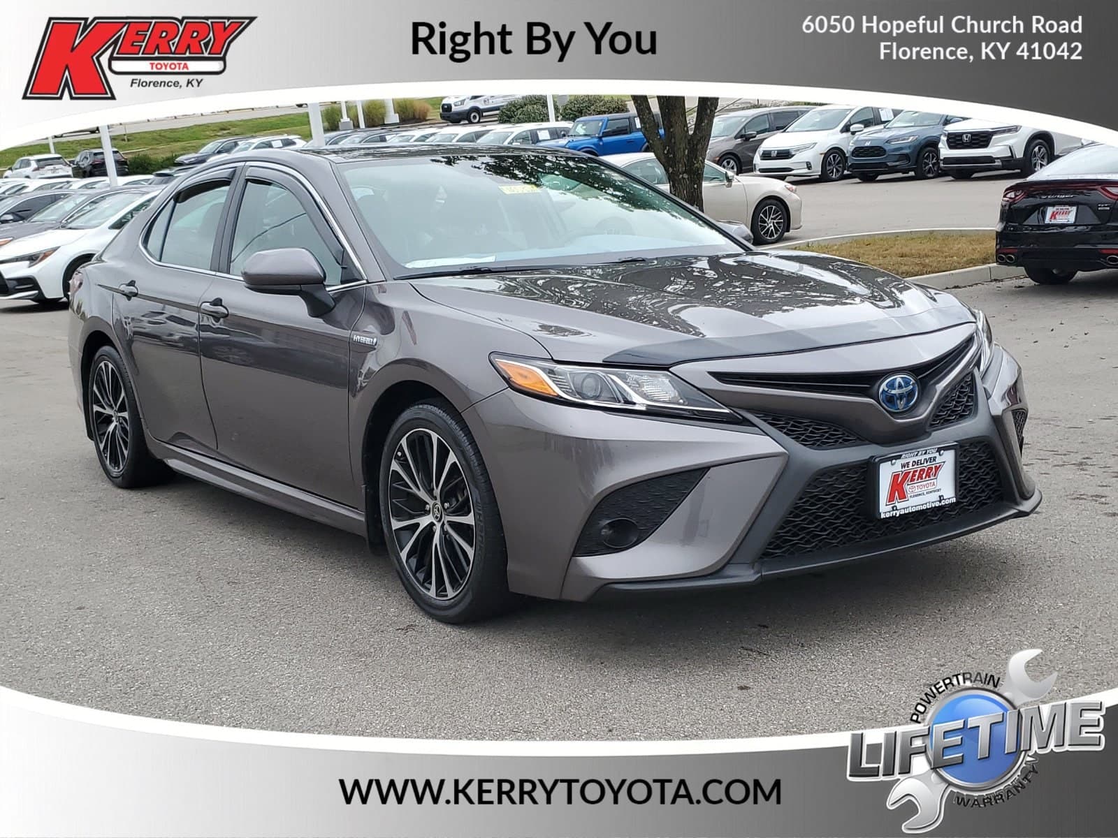 2020 Toyota Camry Hybrid SE — photo 1 of 32