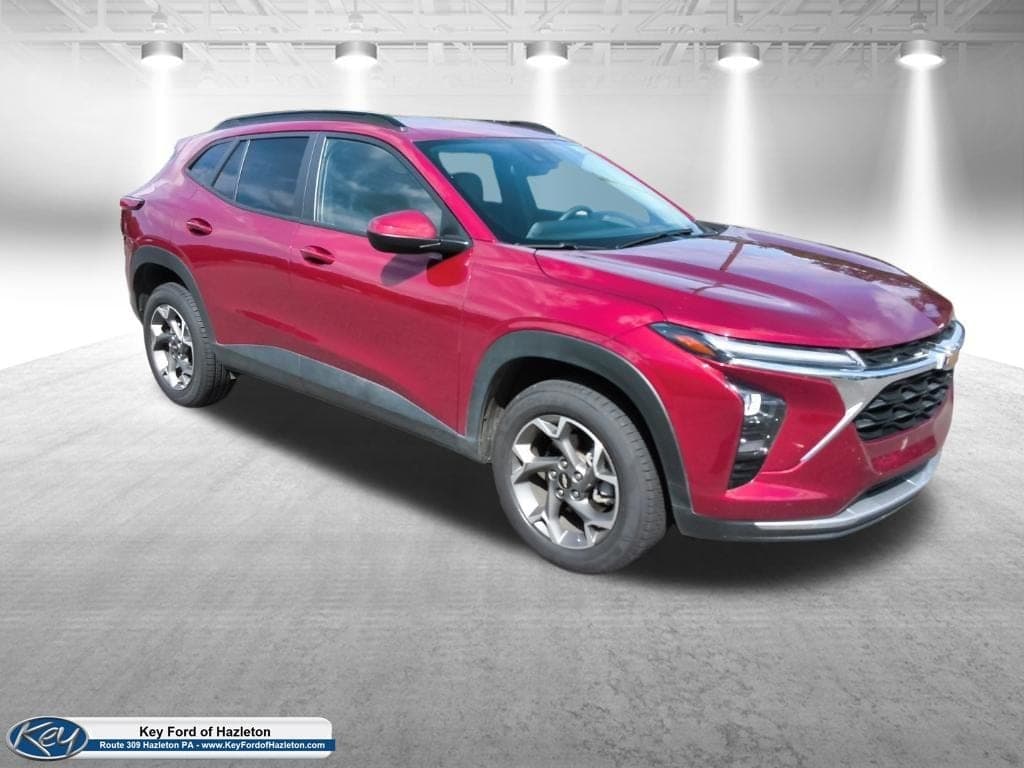2025 Chevrolet Trax LT — photo 1 of 39