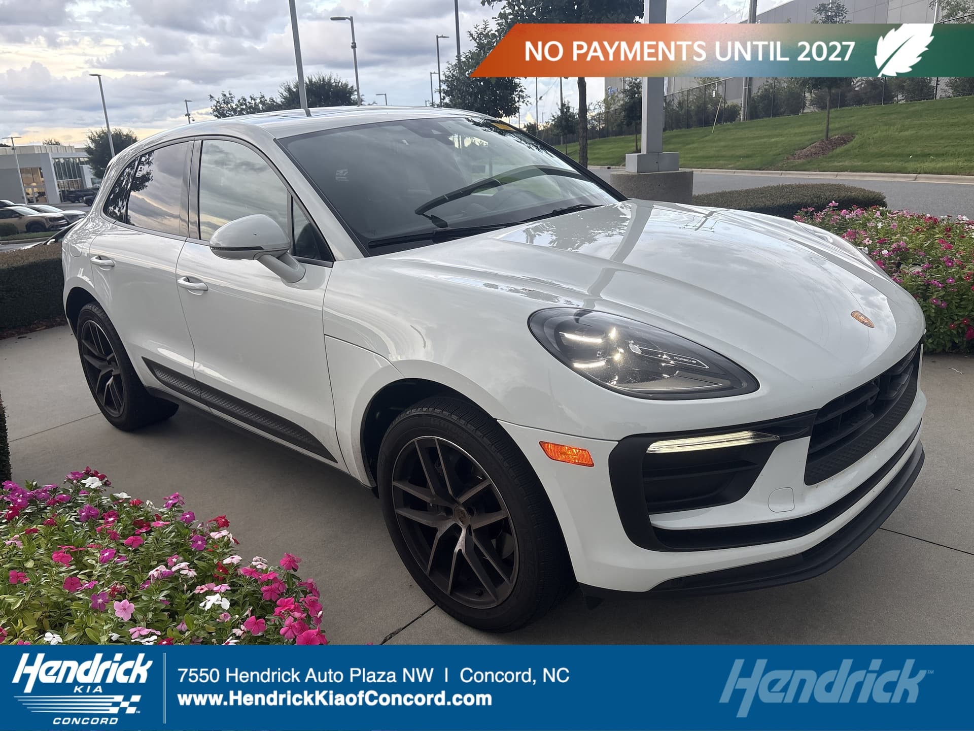 2023 Porsche Macan Base — photo 1 of 10