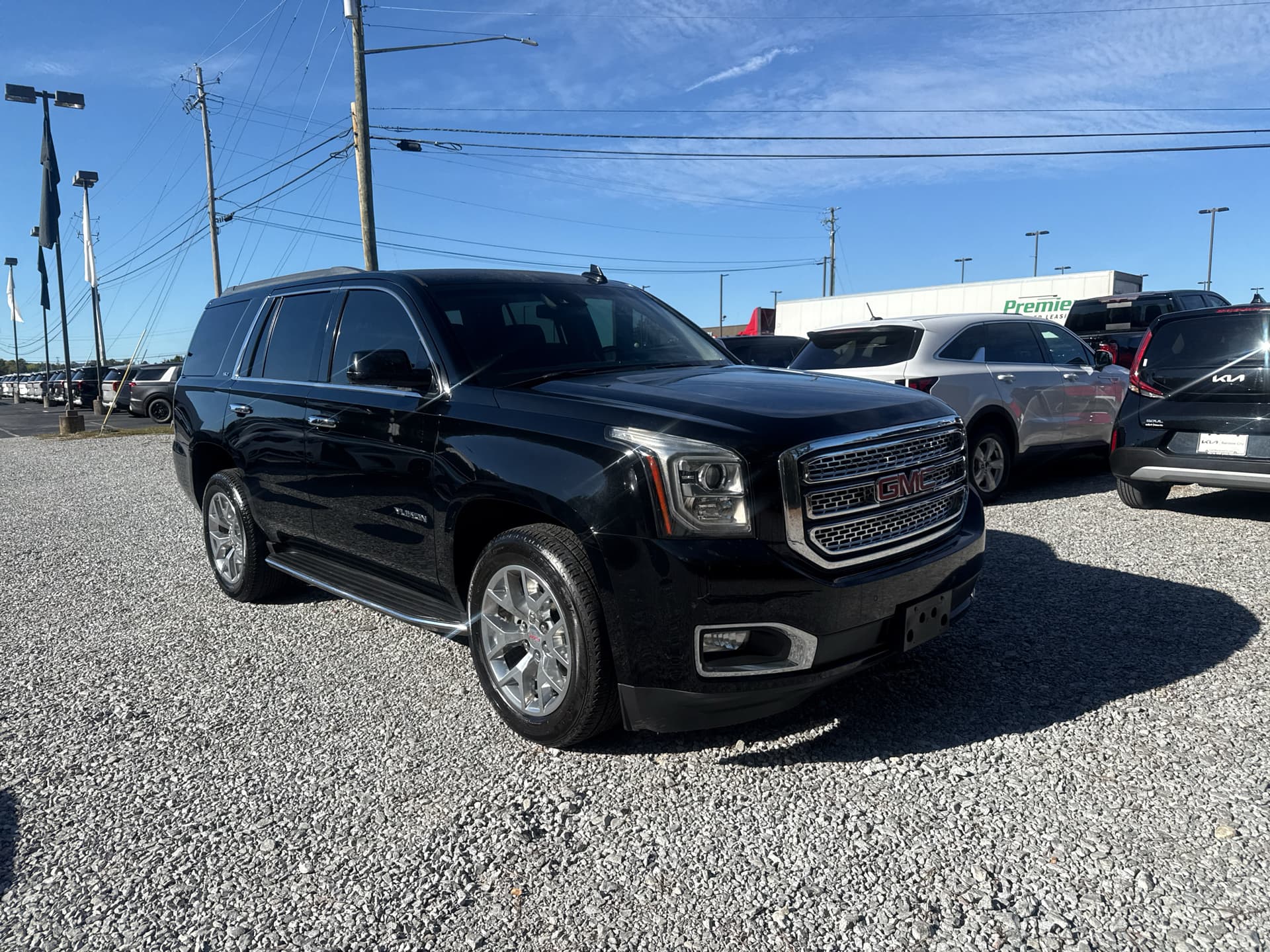 2017 GMC Yukon SLT — photo 1 of 32