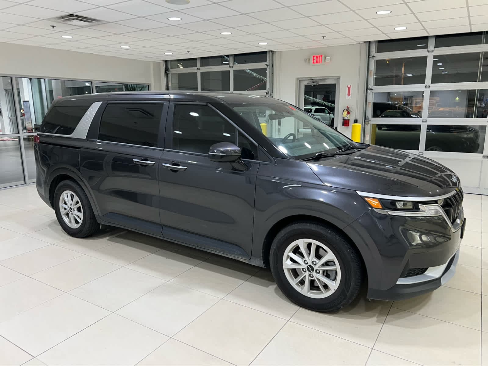 2024 Kia Carnival Base — photo 1 of 18