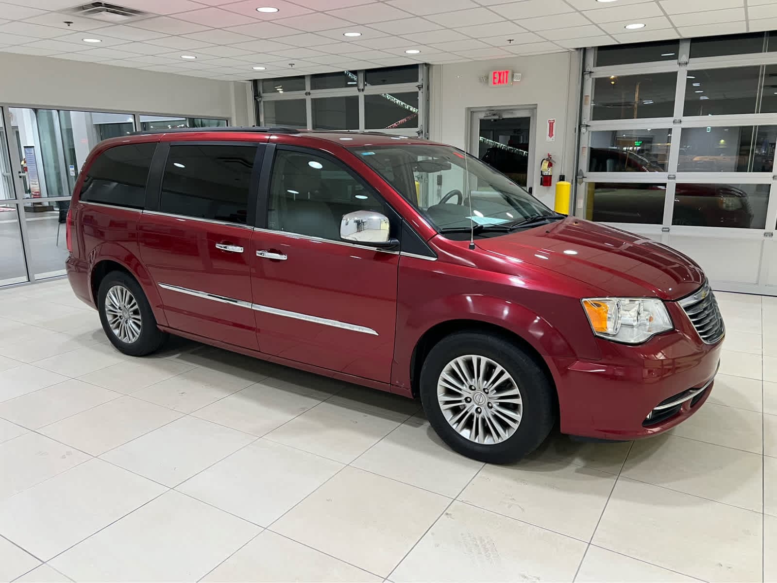 2015 Chrysler Town & Country Touring-L — photo 1 of 18