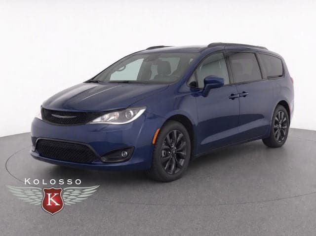2020 Chrysler Pacifica Touring — photo 1 of 17